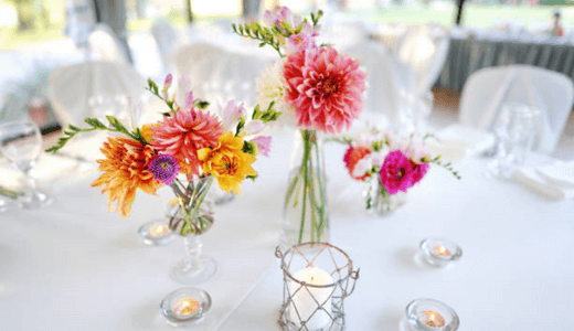 鮮やかなカラー花材を使ったコーデは、シンプルな花瓶と相性抜群！