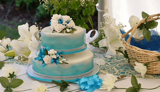 ブルーとホワイトのグラデーションケーキは、涼しげで清潔感があってかわいらしいですね！