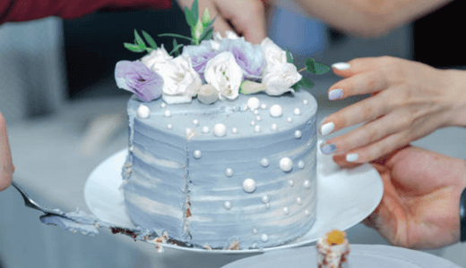 淡いブルーのケーキは、優し気で上品で結婚式にぴったり！