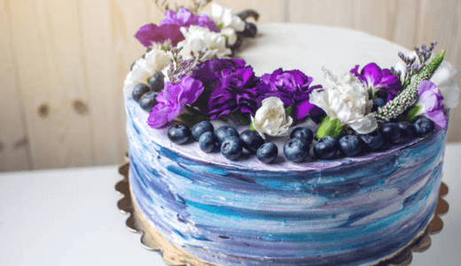 ブルーとパープルのグラデーションケーキは、爽やかさと高級感がありとってもおしゃれですね！
