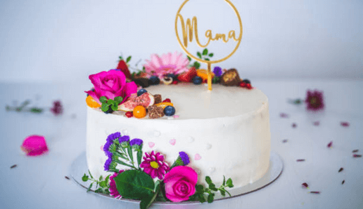 シンプルな生クリームの土台に、カラフルなお花やドライフルーツ等で華やかに装飾したデザインケーキです。