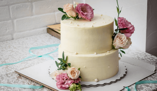 結婚式らしい、上品でかわいらしいデザインがお好きな方におすすめのケーキデザインです。