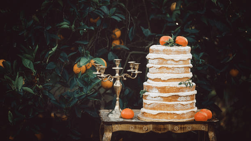 オレンジカラーのウエディングケーキ